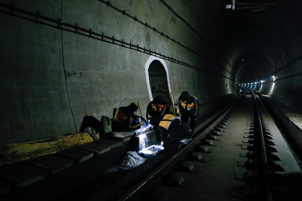 鲁山铁路运营隧道病害现状